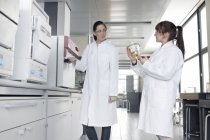 Due giovani studentesse di chimica femminile in laboratorio — Foto stock
