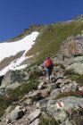 Austria, Vorarlberg, Escursioni delle donne a Grafierjoch e Schafberg — Foto stock