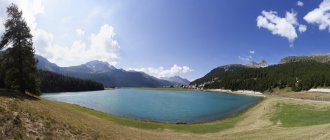 Scenic view of Lake Silvaplana in mountain range at Silvaplana, Upper Engadin, Switzerland — Stock Photo