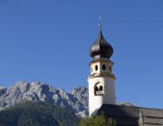 Italia, Alto Adige, Innichen, Sesto Dolomiti e chiesa parrocchiale San Michele — Foto stock
