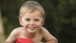 Porträt eines lächelnden kleinen Jungen, der mit Schaufel spielt — Stockfoto
