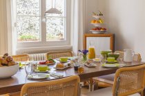 Alemanha, Baden-Wuerttemberg, Estugarda, mesa de pequeno-almoço colocada — Fotografia de Stock