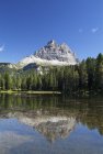 Itália, Veneto, Tre Cime di Lavaredo e Lago Antorno durante o dia — Fotografia de Stock