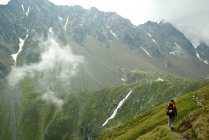 Австрия, Мбаппе, взрослый мужчина, идущий в хижину — стоковое фото