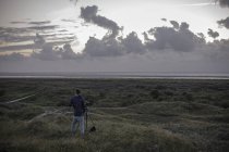 Niederlande: Mann steht mit Kamera an der Nordsee — Stockfoto
