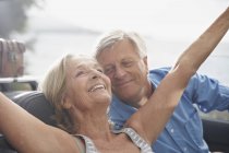 Seniorenpaar saß im Auto — Stockfoto