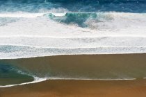Португалія, Алгарве, Sagres, видом на Атлантичний океан з розсікає хвилі — стокове фото
