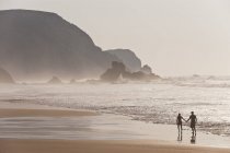 Пара прогулки по пляжу — стоковое фото