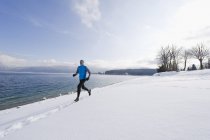 Allemagne, Homme mûr jogging par Walchensee Lake — Photo de stock