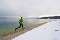 Германия, зрелый человек бег трусцой у озера Вальхензе — стоковое фото