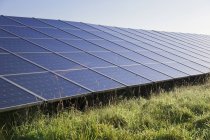 Vista de paneles solares para generar electricidad, Alemania - foto de stock
