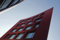 Vista inferior de edificios modernos durante el día, Munich Westend, Baviera, Alemania - foto de stock