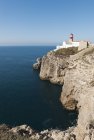 Portugal, Algarve, Sagres, Faro en acantilado en el océano Atlántico - foto de stock