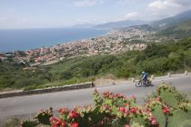 Italy, Liguria, Verezzi, Mature man riding bicycle — Stock Photo