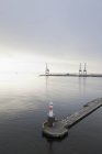 Danimarca, Aarhus, faro e ingresso al porto al tramonto — Foto stock