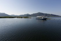 Vista della barca e della montagna di giorno, Costa Licia, Turchia — Foto stock