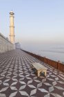 India, Uttar Pradesh, Agra, Vista del Taj Mahal contra el agua - foto de stock