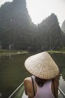 Vietnam, Ninh Binh, Joven turista sentado en booat en de Tom Coc - foto de stock