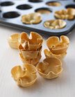Gebackener Teigkorb mit Backblech auf Tisch — Stockfoto