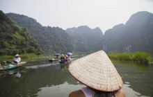 Vietnam, Ninh Binh, Jóvenes turistas en el jabalí de río en Tom Coc - foto de stock