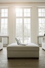 Salon moderne avec ordinateur portable sur le fauteuil — Photo de stock