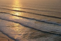 Oceano con onde al tramonto — Foto stock