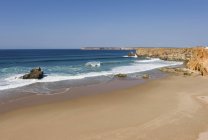 Portugal, Algarve, Sagres, View of beach with cliffs — Stock Photo