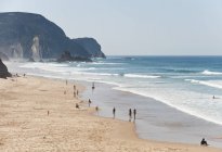 Praia de areia com penhasco — Fotografia de Stock