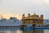 India, Punjab, Amritsar, Vista del Templo de Oro sobre el agua - foto de stock