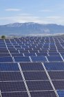 Vista de paneles solares con montañas durante el día, La Rioja, España - foto de stock