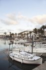 Spagna, Minorca, Fornells, Veduta del porto al mattino — Foto stock
