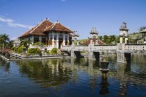 Indonésia, Bali, Vista do Palácio Real Ujung Water Palace contra a água — Fotografia de Stock