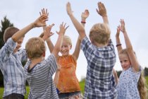 Kindergruppe hebt die Hände in die Luft — Stockfoto
