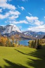 Vista panorâmica do Lago Grundlsee com montanhas à luz do dia, Estíria, Áustria , — Fotografia de Stock