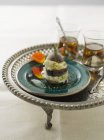 Sweet fig with honey yogurt and pistachio with black tea — Stock Photo