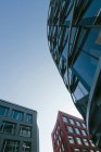 Vista inferior de edificios modernos durante el día, Munich Westend, Baviera, Alemania - foto de stock