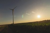 Germania, Sassonia, Veduta della turbina eolica in campo — Foto stock
