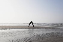 Belgio, Giovane donna che si allena nel Mare del Nord — Foto stock