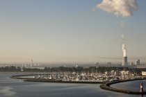 Далеких видом на гавань і електростанція в денний час, Росток, Німеччина — стокове фото