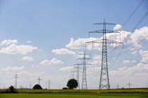 Vista de postes de eletricidade durante o dia, Alemanha, Baviera — Fotografia de Stock