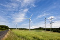 Turbina eólica e pilão eléctrico — Fotografia de Stock