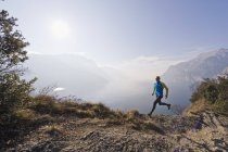 Italie, Homme mûr jogging par le lac de Garde — Photo de stock