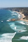 Portugal, Algarve, Sagres, Vista del océano Atlántico con olas - foto de stock