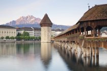 Svizzera, Lucerna, Veduta del Ponte della Cappella con torre dell'acqua — Foto stock