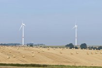 Turbinas eólicas no campo colhido — Fotografia de Stock