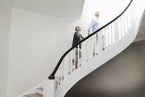 Senior coppia scalinata di arrampicata a casa — Foto stock