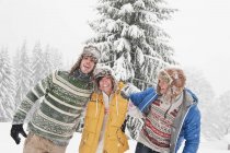 Männer und Frauen umarmen sich im Winterwald in salzburg — Stockfoto