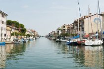 Italia, Friuli, Grado, Barche ormeggiate nel canale — Foto stock