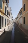 Spanien, Menorca, enge Straße mit traditionellen Gebäuden — Stockfoto