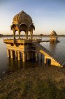 Índia, Rajasthan, vista de chattris carved sobre a água — Fotografia de Stock